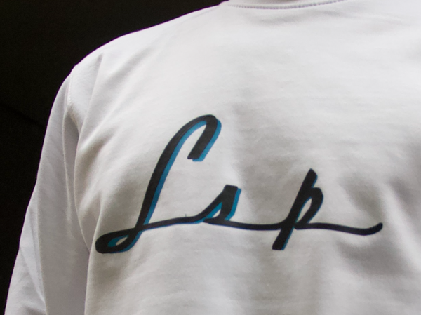 LSP Streetwear med Svart/Blått trykk på Hvit T shirt eller Genser