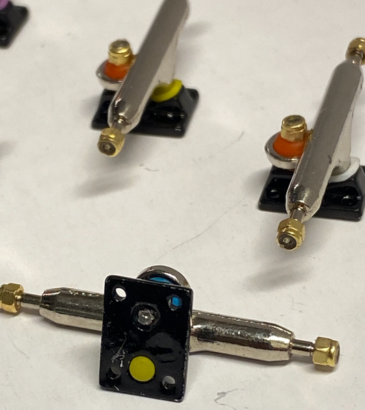 Fingerboard Mixed Colour Svart Baseplate Trucks 34 mm