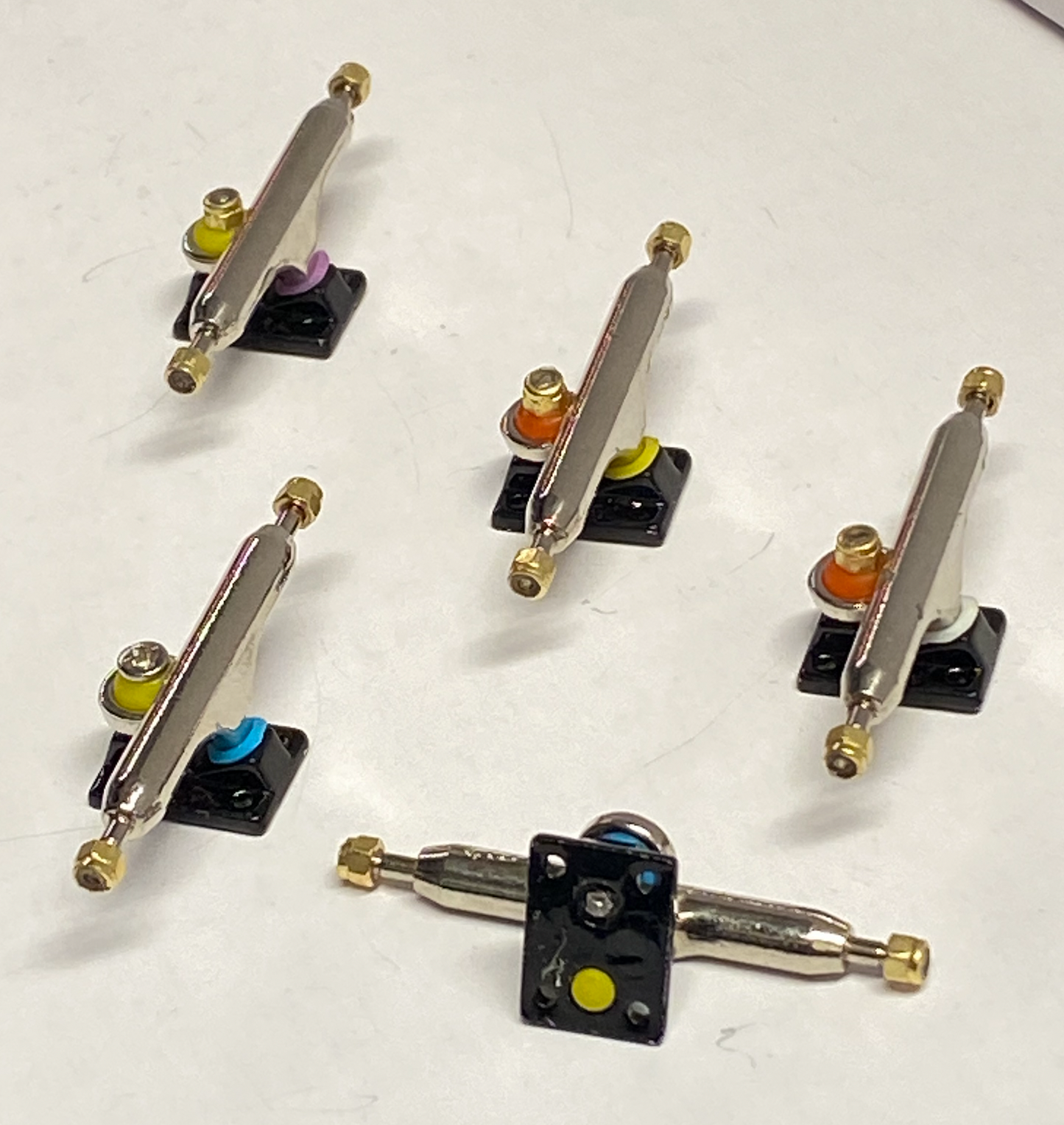 Fingerboard Mixed Colour Svart Baseplate Trucks 34 mm